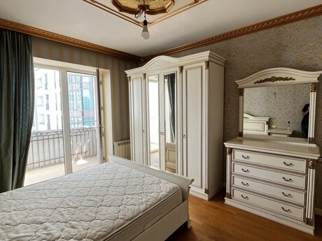2 otaqlı köhnə tikili - Elmlər Akademiyası m. - 65 m²