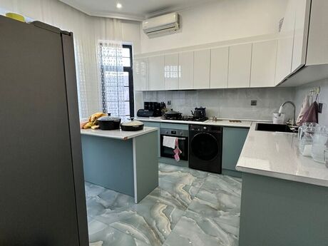 4-комн. · 180 m², Badamdar