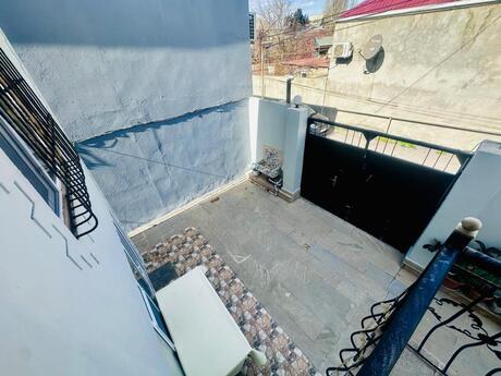 8 otaqlı həyət evi/bağ evi - Binəqədi r. - 218 m²