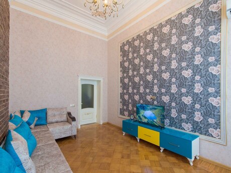 Elan №6379689 - Bakı, İçəri Şəhər m., 2 otaqlı, 70 m², 2/3 mərtəbə
