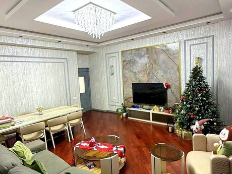 4 otaqlı mənzil, 186 m², 28 May: 700 000 ₼ 2
