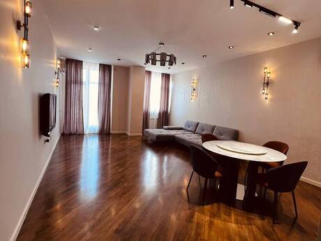 3-комн. новостройка - м. 28 мая - 165 м²