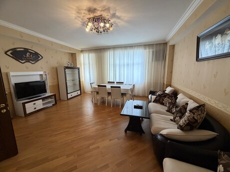 Kirayə 3 otaqlı mənzil, 135 m², Şah İsmayıl Xətai: 1 350 ₼/ay 3