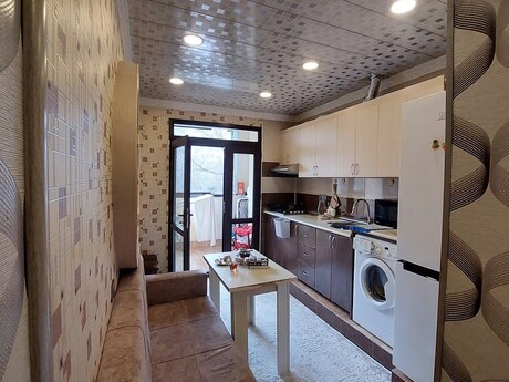 3 otaq · 100 m² · 3/5 mərtəbə, 8 Noyabr
