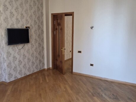 4-комнатная квартира, 200 м², 28 May: 530 000 ₼ 3