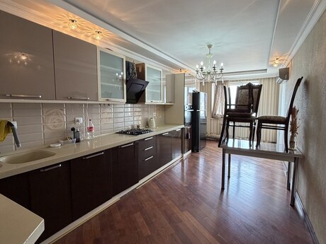 3-room apartment for rent, 150 m², Nəriman Nərimanov: 1 000 ₼/mo 3
