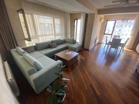 Elan №6401911 - Bakı, Şah İsmayıl Xətai m., 3 otaqlı, 130 m², 15/19 mərtəbə