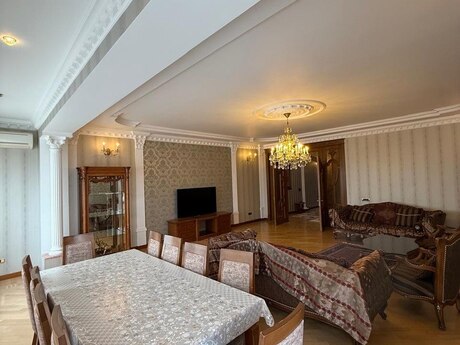 4 otaq · 240 m² · 5/18 mərtəbə, Gənclik