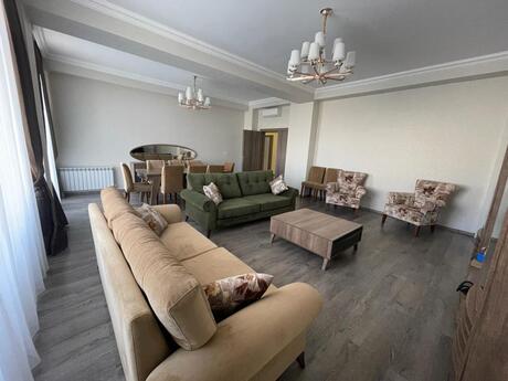 4 otaq · 184 m² · 5/7 mərtəbə, Ağ şəhər