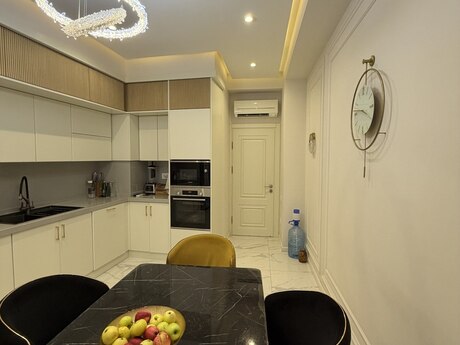 4 otaq · 144 m² · 2/7 mərtəbə, Ağ şəhər
