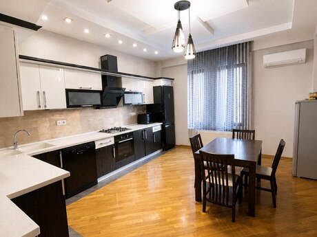 4-комнатная квартира, 210 м², İçəri Şəhər: 970 000 ₼ 4