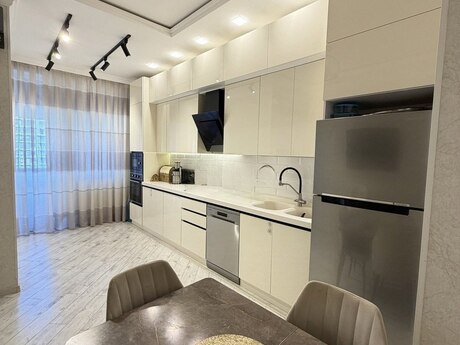 3-room apartment for rent, 80 m², 28 May: 1 500 ₼/mo 4