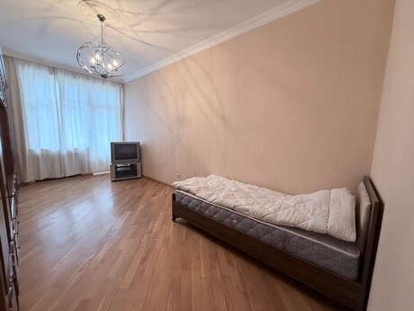 Kirayə 4 otaqlı mənzil, 200 m², Nərimanov: 1 200 ₼/ay 3