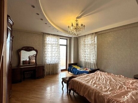 Аренда: 4-комнатная квартира, 221 м², Elmlər Akademiyası: 1 300 ₼/мес 2