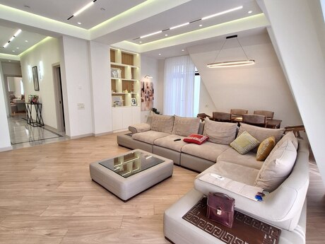 4 otaqlı mənzil, 185 m², 28 May: 899 999 ₼ 2
