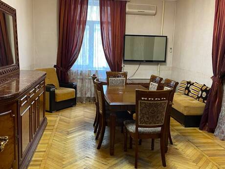 Elan №6413684 - Bakı, 28 May m., 2 otaqlı, 60 m², 2/5 mərtəbə
