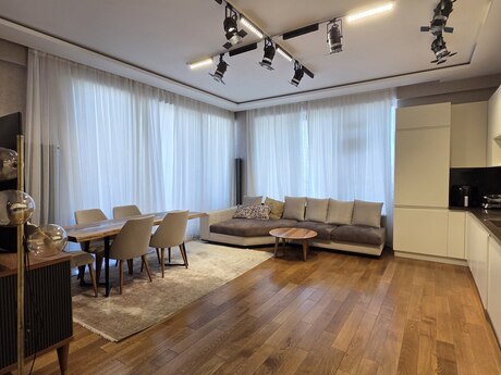 4 otaq · 160 m² · 8/17 mərtəbə, Elmlər Akademiyası
