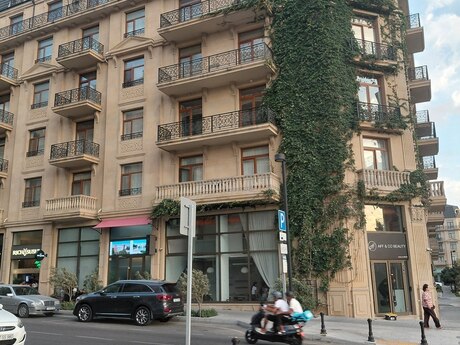3 otaq · 136 m² · 4/7 mərtəbə, Ağ şəhər