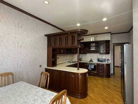 Kirayə 5 otaqlı mənzil, 200 m², 28 May: 1 800 ₼/ay 5