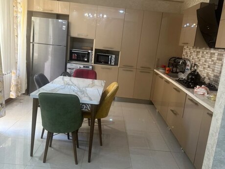 Kirayə 3 otaqlı mənzil, 100 m², İnşaatçılar: 850 ₼/ay 2