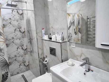2 otaq · 65 m² · 6/18 mərtəbə, Memar Əcəmi