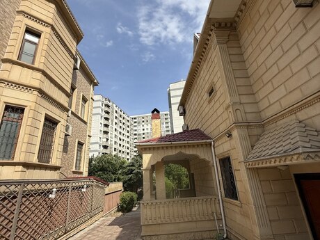 7 otaqlı həyət evi, 400 m², 20 Yanvar: 1 500 000 ₼ 2