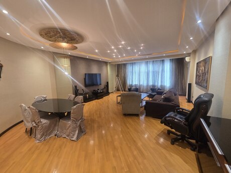 4-room apartment for rent, 210 m², 28 May: 2 000 ₼/mo 3