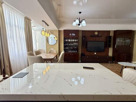 Kirayə 3 otaqlı mənzil, 100 m², 28 May: 1 600 ₼/ay 3