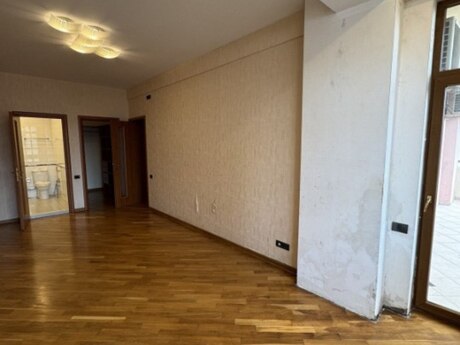4-комнатная квартира, 240 м², 28 May: 600 000 ₼ 4
