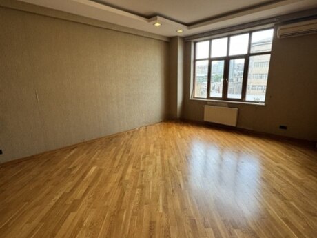 4-комнатная квартира, 240 м², 28 May: 600 000 ₼ 3