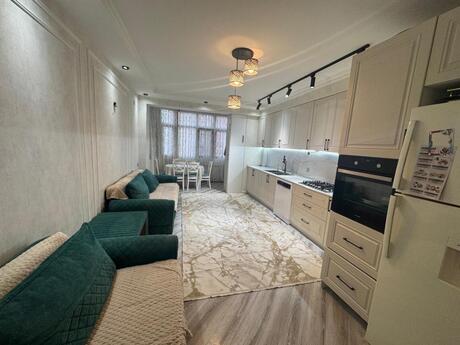 3 otaq · 135 m² · 15/19 mərtəbə, İnşaatçılar