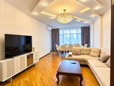 3 otaqlı mənzil, 140 m², 8 Noyabr: 390 000 ₼ 2