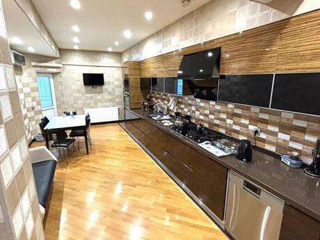 5 otaqlı mənzil, 229 m², 20 Yanvar: 600 000 ₼ 3