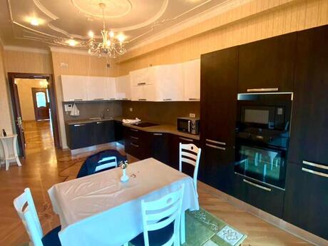 4-комнатная квартира, 175 м², 8 Noyabr: 580 000 ₼ 4