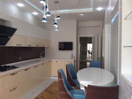 Kirayə 4 otaqlı mənzil, 200 m², Nizami: 3 000 ₼/ay 4