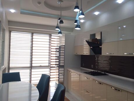 Kirayə 4 otaqlı mənzil, 200 m², Nizami: 3 000 ₼/ay 2