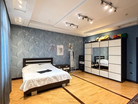 4 otaqlı mənzil, 209 m², 28 May: 700 000 ₼ 2
