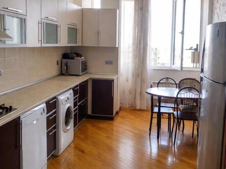 4-комнатная квартира, 145 м², 28 May: 385 000 ₼ 4