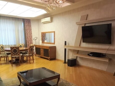 Elan №6437756 - Bakı, Şah İsmayıl Xətai m., 4 otaqlı, 185 m², 8/17 mərtəbə