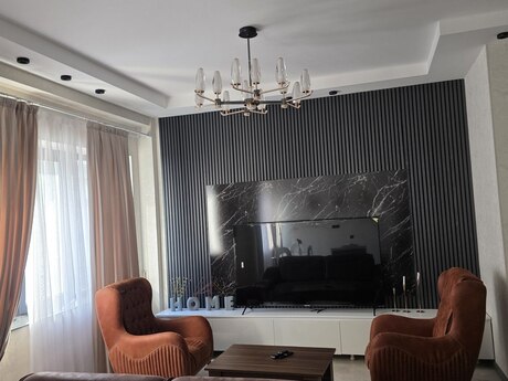 3 otaq · 92 m² · 3/8 mərtəbə, Ağ şəhər