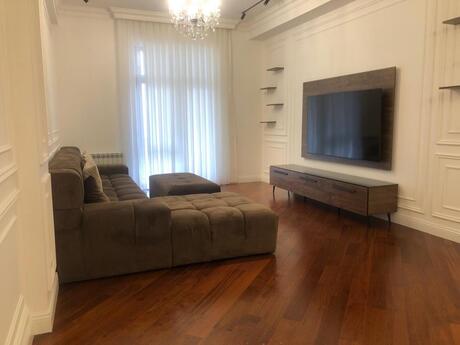 3 otaq · 200 m² · 4/7 mərtəbə, Ağ şəhər