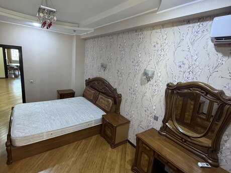 4-room apartment for rent, 180 m², Gənclik: 200 ₼/mo 3