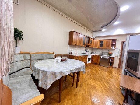 3 otaqlı mənzil, 200 m², İnşaatçılar: 350 000 ₼ 4