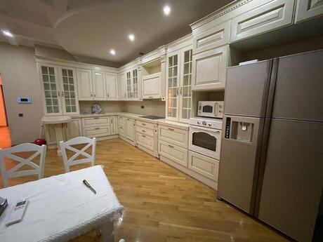3-room apartment for rent, 200 m², Şah İsmayıl Xətai: 1 300 ₼/mo 2
