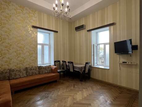 2 rooms · 70 m² · floor 2/4, İçəri Şəhər
