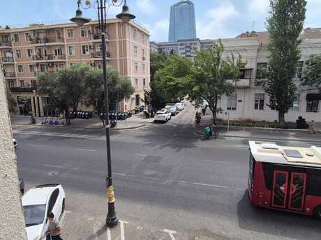 3 otaqlı mənzil, 147 m², 28 May: 360 000 ₼ 3