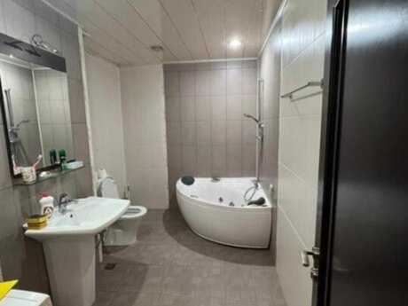 2-room apartment for rent, 78 m², 8 Noyabr: 750 ₼/mo 3