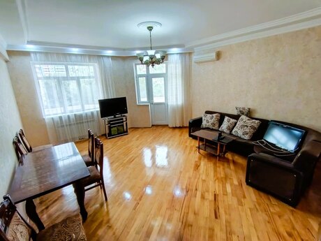 Kirayə 3 otaqlı mənzil, 120 m², 8 Noyabr: 950 ₼/ay 2