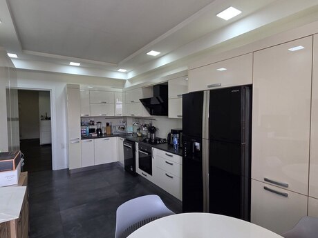 4 otaqlı mənzil, 200 m², 28 May: 650 000 ₼ 3