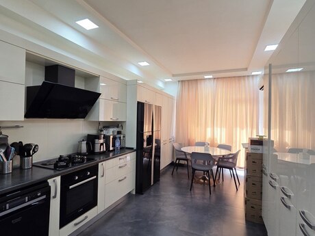 4 otaqlı mənzil, 200 m², 28 May: 650 000 ₼ 4